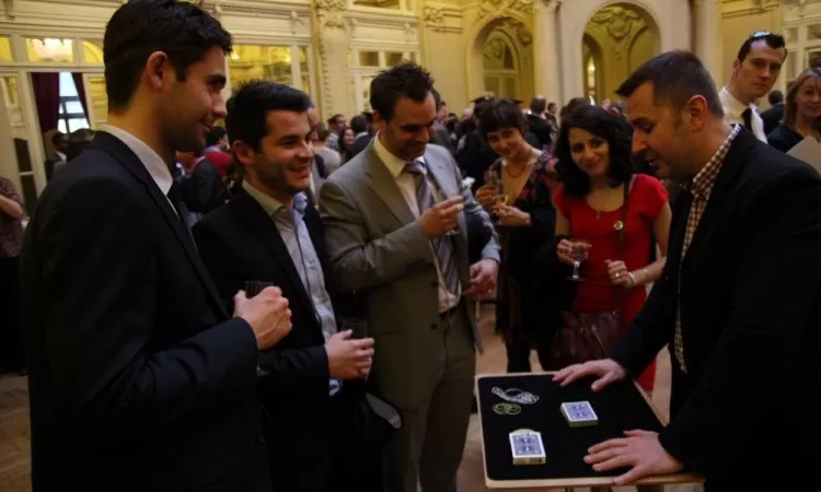 Magicien pour animation mariage à Toulon, Toulon, Magicien Fred Fourvel