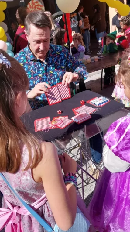 Atelier magie close up au camping les Mimosas à Cavalière, Toulon, Magicien Fred Fourvel